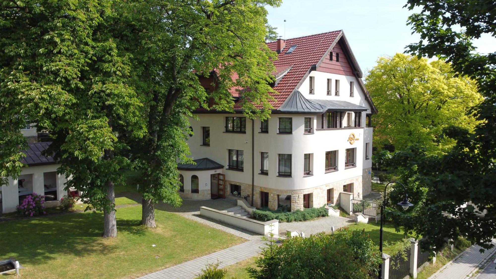 Hotel Jasny Dwór Polanica-Zdrój Exterior foto